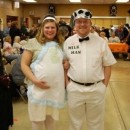 Disfraz casero de ama de casa embarazada y lechero de los años 50