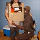 Disfraz de pareja simple y creativo: chico de UPS y su paquete