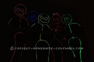 Impresionante disfraz de grupo de palos que brillan en la oscuridad para hombres y mujeres (¡tomó menos de una hora!)