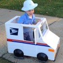 El disfraz de cartero y camión de reparto de correo más genial de la historia.