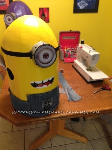 Divertido disfraz de casa para pareja de minions