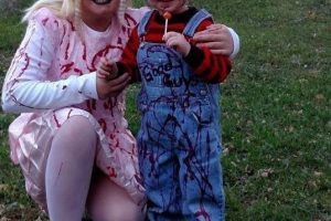 Disfraces simples pero aterradores para Chucky y su novia, madre e hijo.