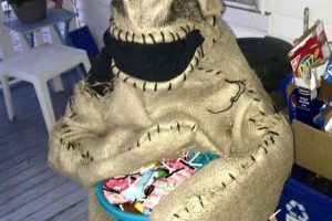 Un sencillo disfraz de Oogie Boogie que puedes hacer tú mismo para todas las edades.