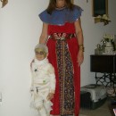Genial disfraz de pareja de mamá y bebé: mamá y egipcia: mi mamá se vistió de egipcia con el disfraz de momia de mi hijo para el carnaval del jardín de infantes.  Su disfraz era un jersey de cuello alto blanco y medias blancas.
