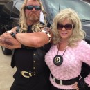 Dog y Beth hacen un disfraz de pareja para Halloween en Texas