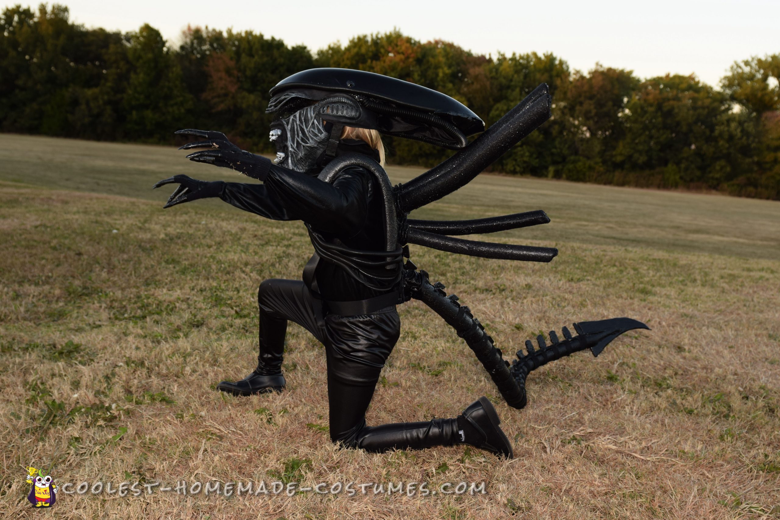 Impresionante disfraz de extraterrestre xenomorfo hecho en casa