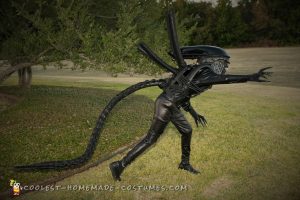 Impresionante disfraz de extraterrestre xenomorfo hecho en casa para Halloween