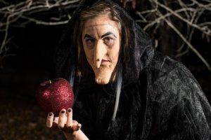 Disfraz de Halloween de reina malvada de Blancanieves hecho en casa