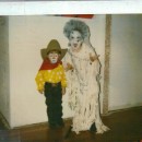 Cuando mis hijos eran pequeños, me encantaba disfrazarlos para Halloween y llevarlos al centro comercial para las competencias.  Aquí Kaylie tiene 6 años y la hice