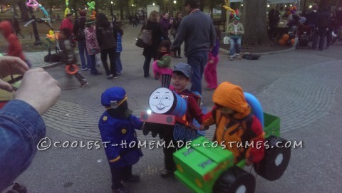 Disfraz infantil de Thomas y sus amigos - Uso de artículos domésticos reciclados