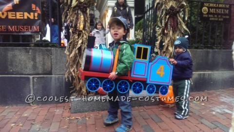 Disfraz infantil de Thomas y sus amigos - Uso de artículos domésticos reciclados