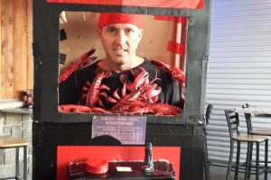 Genial disfraz casero de máquina de garras de Lobster Zone
