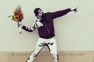 El disfraz más original – «Flower Thrower» de Banksy