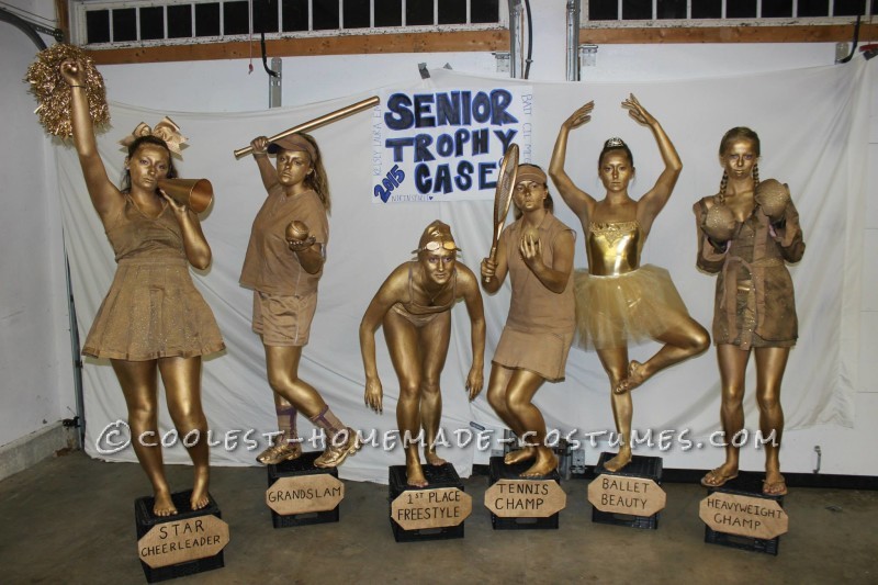 Caja de trofeos de oro de traje de grupo