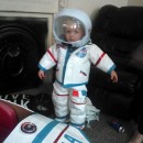 Disfraz de astronauta para niños y nave espacial de bricolaje.