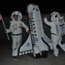               Este traje fue inspirado por Edvard, el único primer astronauta en aterrizar una bandera estadounidense en la luna.