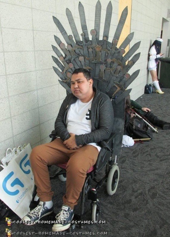 Genial disfraz de silla de ruedas DIY - Iron Throne de Game of Thrones