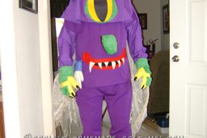 Divertida idea de disfraces de Halloween hechos por ti mismo: Nightmare Purple Man Eater on the Hunt