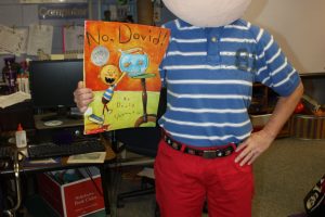 Divertido disfraz hecho por una maestra de jardín de infantes: ¡David de No David!  Libro de niños