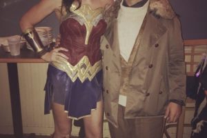 Genial disfraz de pareja: Wonder Woman rediseñado y su capitán Trevor