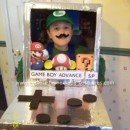 Luigi casero con un disfraz de Game Boy