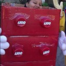Aquí está mi traje gigante de LEGO.  ¡Fue muy divertido y muy fácil de hacer!  Desarmé tres cajas de cartón, cinta adhesiva, pintura roja y vasos individuales.
