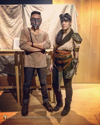 Mad Max y el Emperador Furiosa disfrazados de brazo biónico