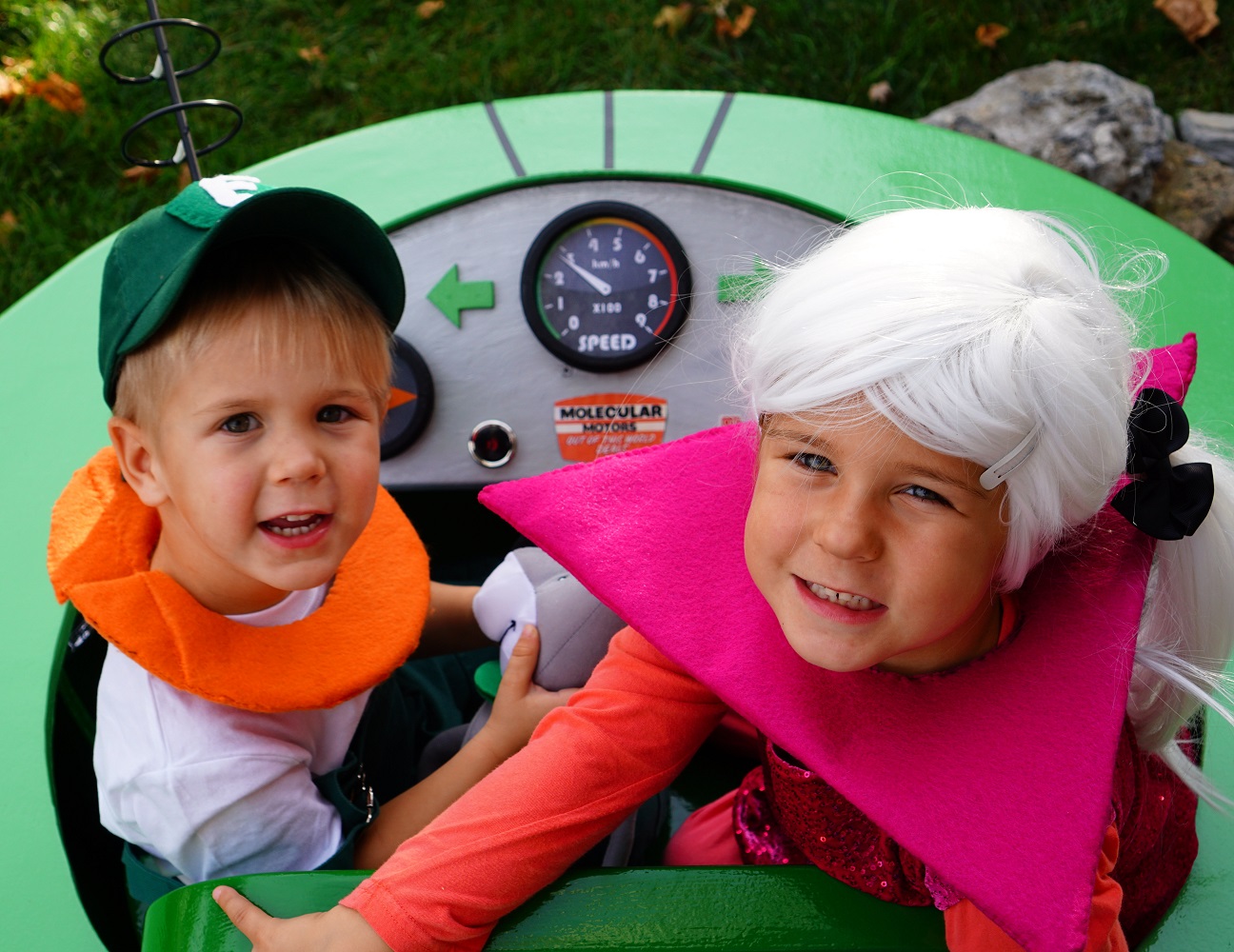¡Disfraz de Halloween de la familia Jetson con un auto espacial hecho a mano!