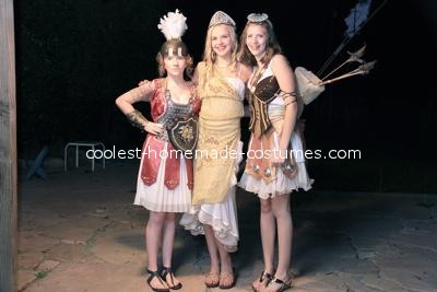 Las tres chicas son el disfraz más genial de la diosa griega Artemis