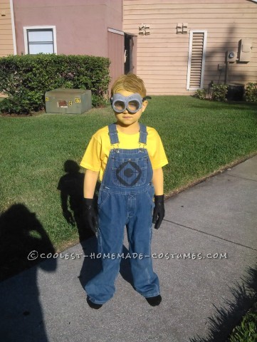 Disfraz de minion simple con gafas reales.