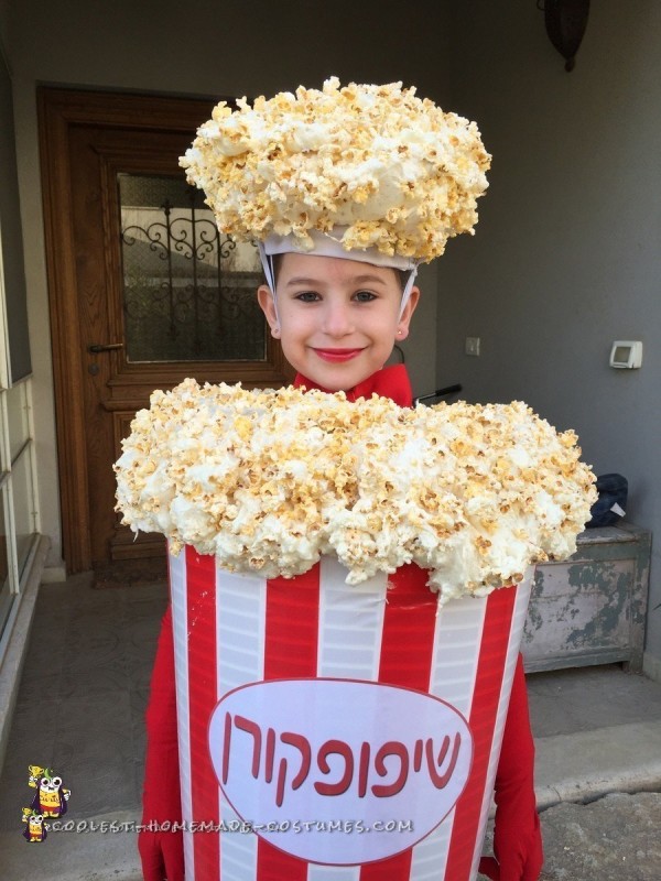 ¡Qué genial disfraz de palomitas de maíz y pantalla de techo!