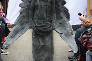 Precioso disfraz de ángel llorón de Doctor Who para niña