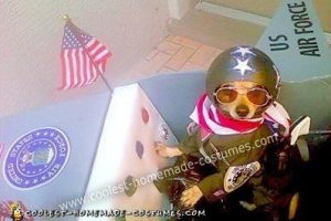 El mejor piloto de caza casero de la Fuerza Aérea con disfraz de perro de avión