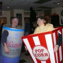 Disfraz de pareja premiado hecho con una lata de cerveza y una caja de palomitas de maíz