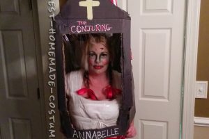 Disfraz espeluznante de Annabelle hecho en casa