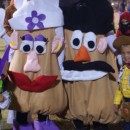 Geniales disfraces de Mr and Mrs Potato head con partes móviles