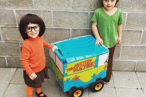 Increíble coche misterioso con Velma y Shaggy