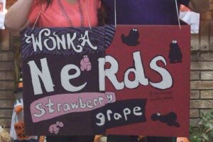 Genial disfraz de pareja DIY: Willy Wonka Candy Nerd Couple