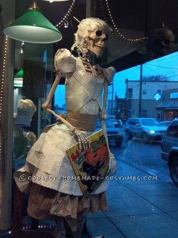 Norma, cuya página de libro y vestido de papel de regalo me hicieron querer mi propio traje de papel.