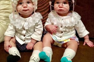 Los disfraces infantiles más tiernos: deliciosas abuelas gemelas