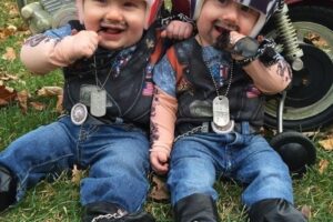 Disfraces de Halloween para niños adorablemente robustos con cascos ortopédicos para gemelos