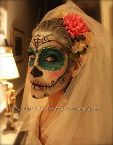 Impresionante traje hecho en casa para una pareja Dia De los Muertos