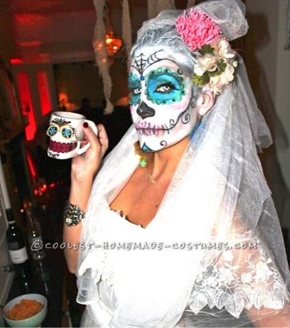 Impresionante traje hecho en casa para una pareja Dia De los Muertos