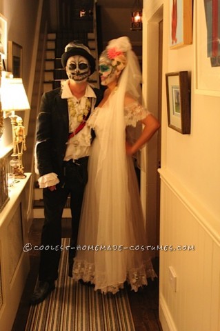 Impresionante traje hecho en casa para una pareja Dia De los Muertos