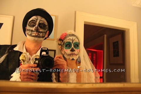 Impresionante traje hecho en casa para una pareja Dia De los Muertos