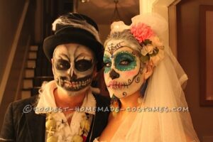 Impresionante traje hecho en casa para una pareja Dia De los Muertos