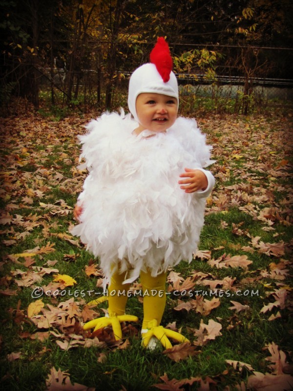 El disfraz de pollo casero más lindo: Este lindo disfraz de pollo fue hecho para mi hija mayor hace 7 años.  Y es tan lindo en su hermana pequeña como lo era el día que lo usó.