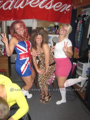 Cuando estaba en mi segundo año de universidad, mis compañeros de cuarto y yo nos disfrazamos de las Spice Girls.  ¡Fue muy divertido y definitivamente lo recomiendo! 