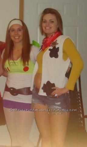 Mi amigo y yo fuimos Buzz y Woody para Halloween.  ¡Estos disfraces fueron muy fáciles de hacer y a todos les encantaron!  Para el disfraz de Woody,