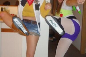 El disfraz femenino más genial para un par de Buzz Lightyear y Woody